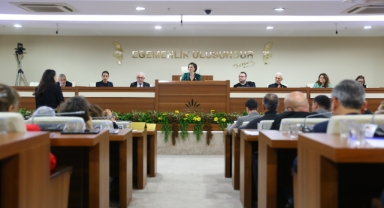 AK Parti’den Kınay’a eleştiri: Ülke ülke gezmek istiyorsanız başka meslek seçebilirdiniz!