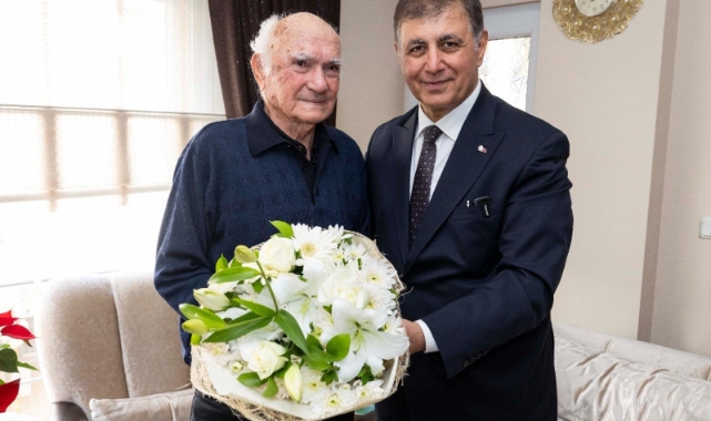 Başkan Tugay lise öğretmenini ziyaret etti