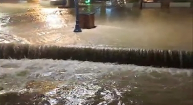 Çeşme'de etkili sağanak: Adeta denizle kara birleşti