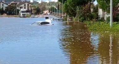 Dikili'de araçlar su altında kaldı