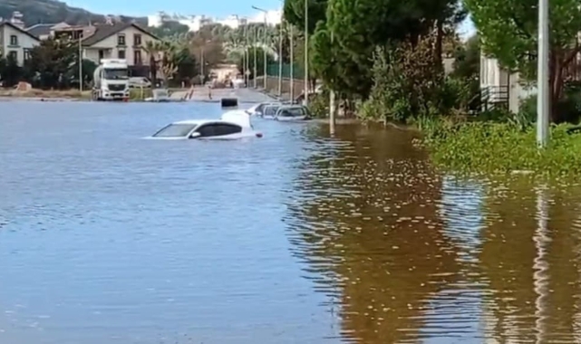 Dikili'de araçlar su altında kaldı