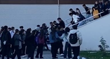 Eli sopalı şahıslar okul bastı!