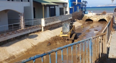 Foça’da rekor yağış sonrası dere temizliği ve alt yapı çalışmaları hız kazandı
