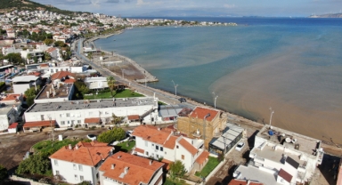 Foça'da sel suları denizin rengini değiştirdi