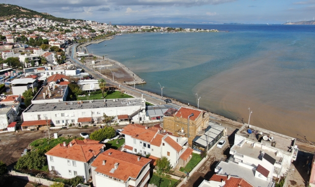 Foça'da sel suları denizin rengini değiştirdi