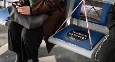 İzmir’de “boş koltuk”lu 25 Kasım mesajı