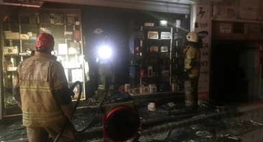 İzmir'de cep telefonu aksesuar mağazasında yangın