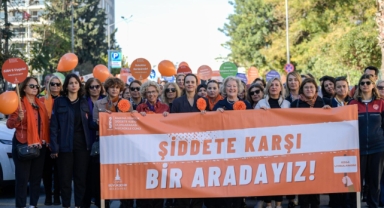 İzmir'de kadına şiddete karşı 'turuncu' yürüyüş