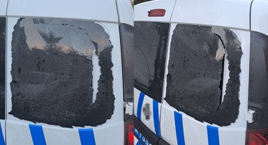 İzmir’de polis aracına saldırıp camı kırdılar