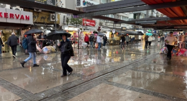 İzmir'de sağanak etkili oluyor