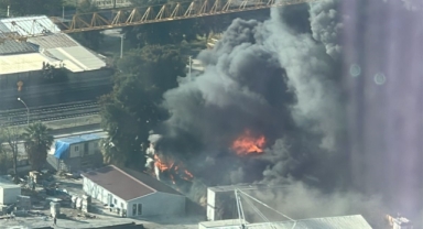 İzmir'de şantiyede yangın! Gökyüzünü siyah dumanlar kapladı