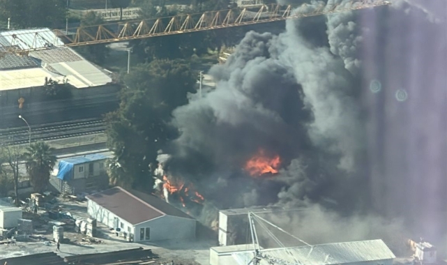 İzmir'de şantiyede yangın! Gökyüzünü siyah dumanlar kapladı