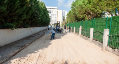 Karşıyaka’da okul çevrelerinde yol bakım çalışması