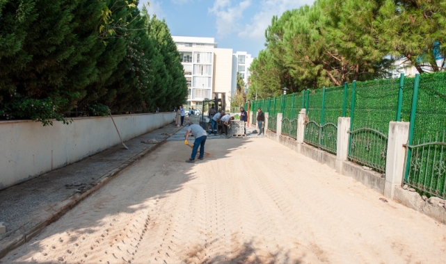 Karşıyaka’da okul çevrelerinde yol bakım çalışması