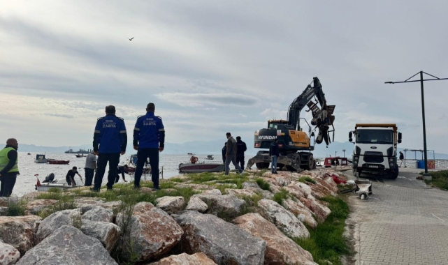 Karşıyaka’daki kaçak iskeleler yıkılıyor