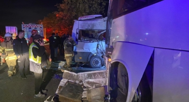 Kemalpaşa’da işçi servisleri çarpıştı: 15 yaralı