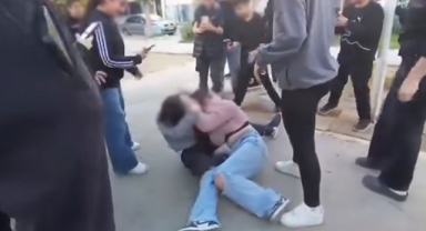 Ortaokullu kızlar birbirine girdi, arkadaşları ayırmak yerine video çekti!