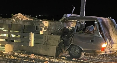 Otomobil tıra ok gibi saplandı: Karı-koca hayatını kaybetti!