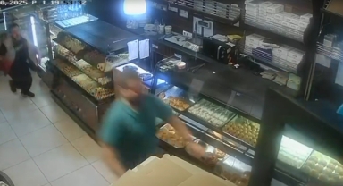 Pastanede dehşet anları: Elinde bıçakla müşterilere saldırdı