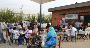 Üretici Pazarı Efes Tarlası Yaşam Köyü’nde bereketiyle devam ediyor