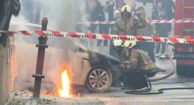 Yer altı elektrik kabloları patladı, bir otomobil alev alev yandı