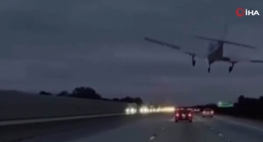 ABD'de uçak, seyir halindeki araca çarptı