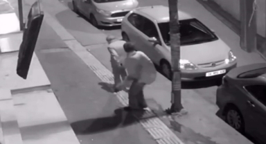 Alkollü kadın yaşlı adamı öldüresiye dövdü!