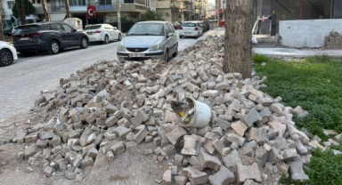 Aylardır yol kenarında duruyor… Yalı Mahallesi’nde parke taşı kabusu!
