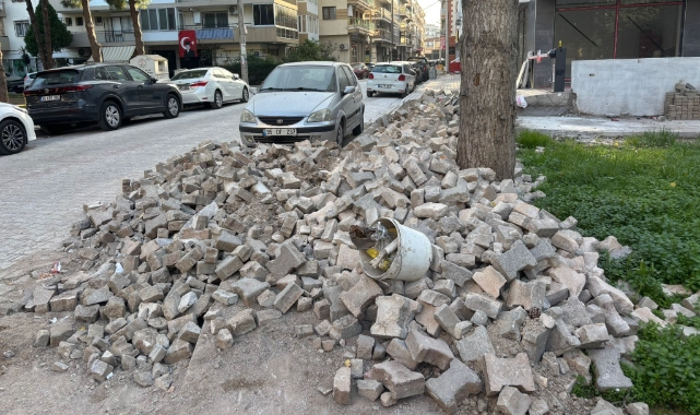 Aylardır yol kenarında duruyor… Yalı Mahallesi’nde parke taşı kabusu!