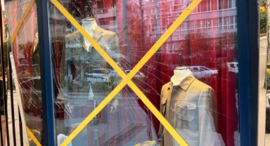 Başıyla vurduğu iş yeri vitrin camını kırdı