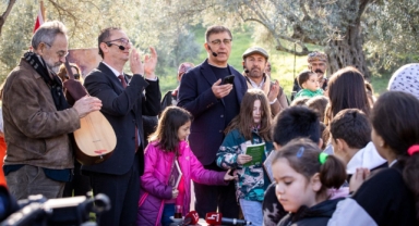 Başkan Tugay’dan Durbay’a şiirle destek