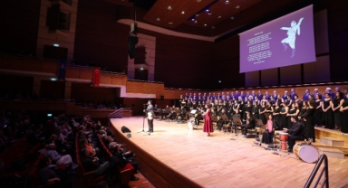 Bedia Akartürk'ten Büyükşehir korosuna yeni yıl sürprizi