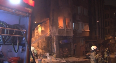 Beyoğlu’nda 4 katlı binada yangın çıktı: Bina sakini 2 kişi çatıya sığındı