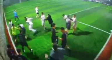  Halı sahada tekme-tokat kavga