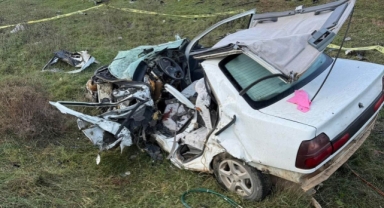 İki otomobil çarpıştı... Feci kaza can aldı!