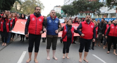İzmir Büyükşehir işçilerinden çıplak ayaklı protesto