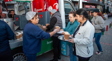 Karşıyaka’da soğuk sabahlara sıcak dokunuş: Çorba ikramı başladı