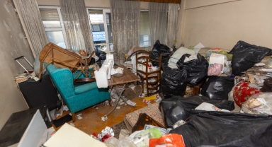 Konak Belediyesi’nden çöp ev operasyonu: 4 kamyon atık çıktı