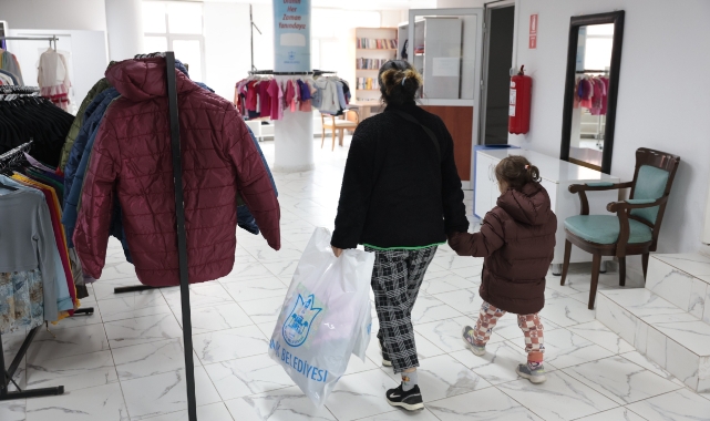 Konak’ta yürekleri ısıtan dayanışma: Giysi Market kış sezonuna hazır