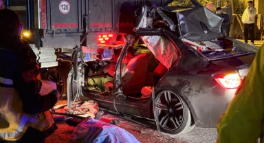 Lüks otomobil kamyona ok gibi saplandı: 1 ölü, 2 yaralı