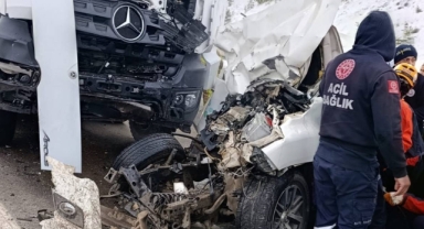 Tokat’ta kamyonet ile tır çarpıştı: 1 ölü, 2 yaralı