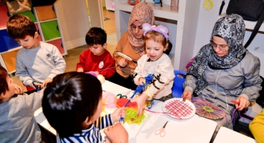 Bornova’da minik eller tezgâh başında