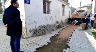 Bornova’da yol seferberliği sürüyor