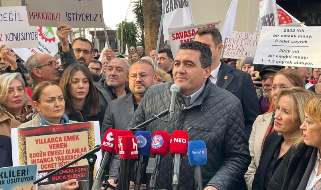 CHP İzmir'den SGK önünde 'emekli' eylemi