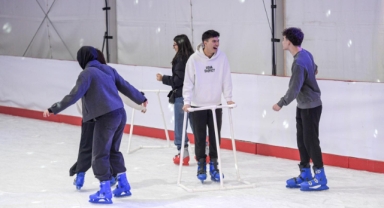 İzmir'de kışın keyfi buzda yaşanıyor