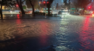 İzmir güne sağanakla başladı!