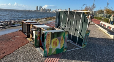 Karşıyaka'da fırtına mısır tezgahlarını ve bisikletler devirdi!