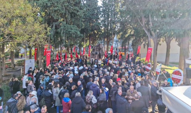 Karşıyakalılar Zübeyde Anne’yi kabri başında andı