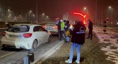 Polise çarpıp kaçan şahıs olay yerine gelince yakayı ele verdi!