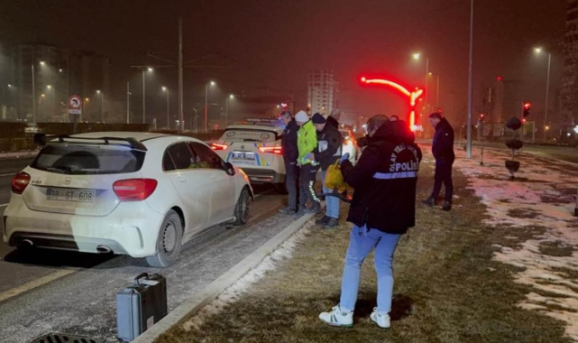 Polise çarpıp kaçan şahıs olay yerine gelince yakayı ele verdi!